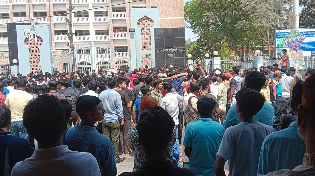 ধর্ষকদের ফাঁসির দাবিতে আদালত চত্বরে অবস্থান, আসামিপক্ষে দাঁড়াবেন না কোনও আইনজীবী